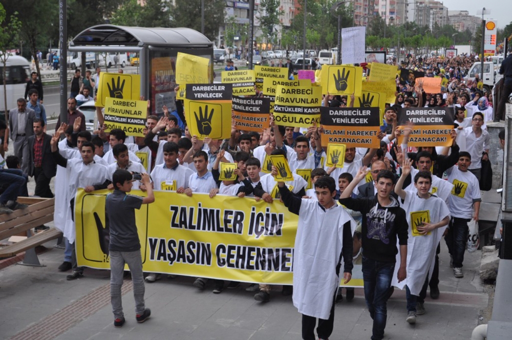 Batman'da Mısır'lı Devrimciler İçin Kefenli Protesto 1