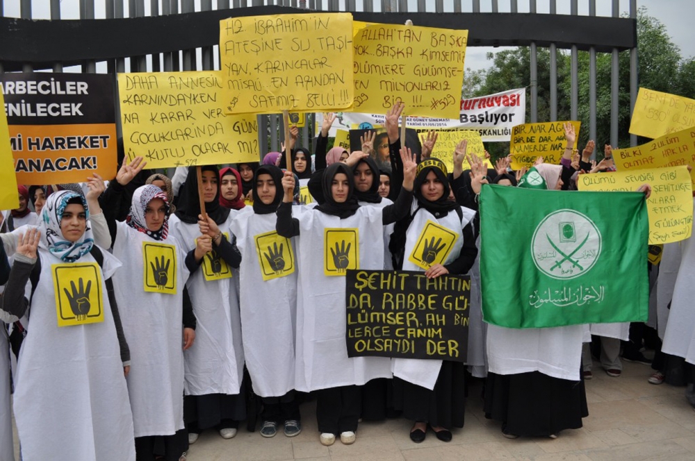 Batman'da Mısır'lı Devrimciler İçin Kefenli Protesto 11