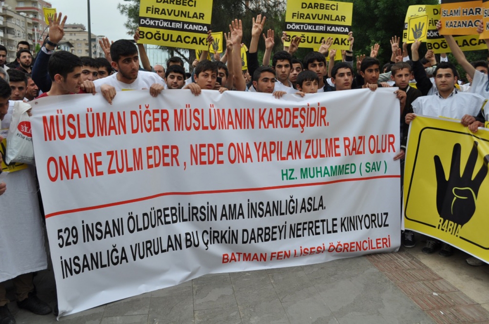 Batman'da Mısır'lı Devrimciler İçin Kefenli Protesto 6