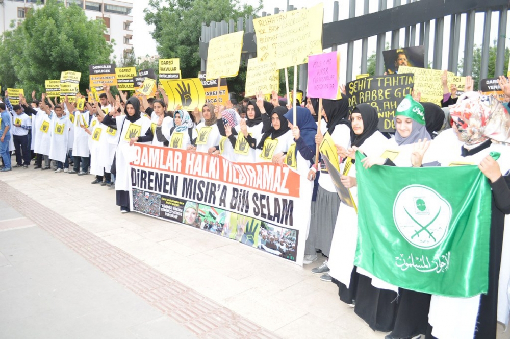 Batman'da Mısır'lı Devrimciler İçin Kefenli Protesto 9