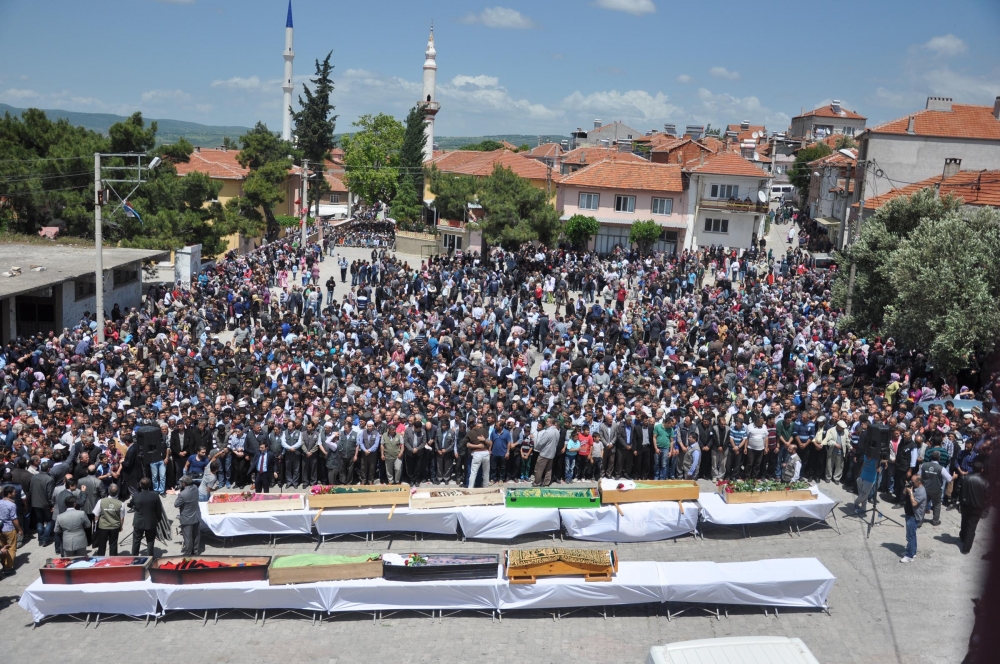 11 İşçi Toprağa Verildi 11