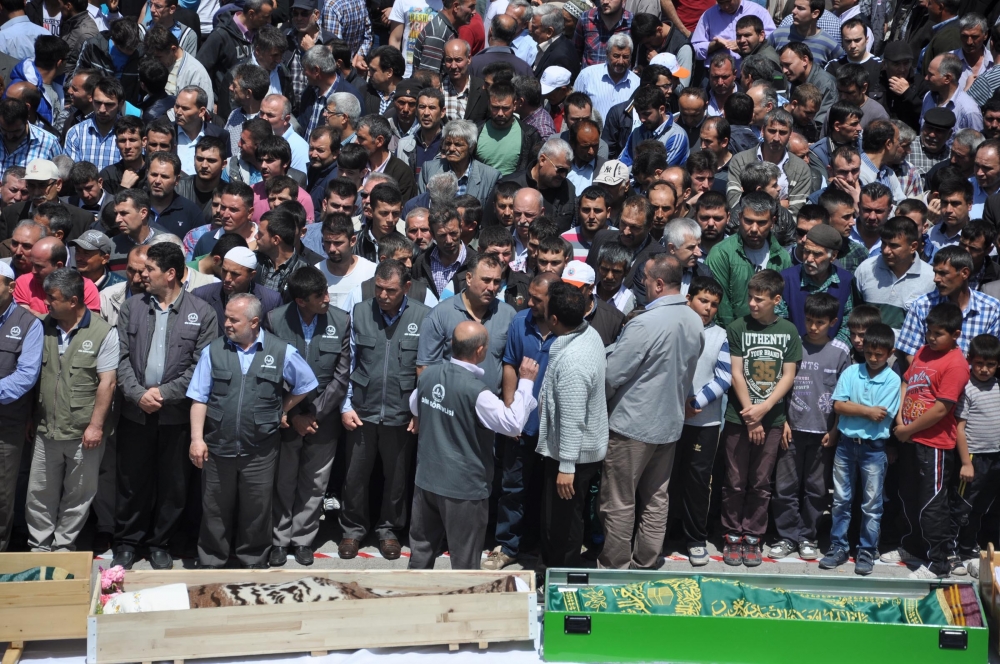 11 İşçi Toprağa Verildi 12