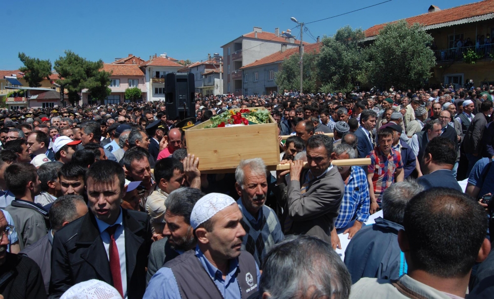 11 İşçi Toprağa Verildi 13