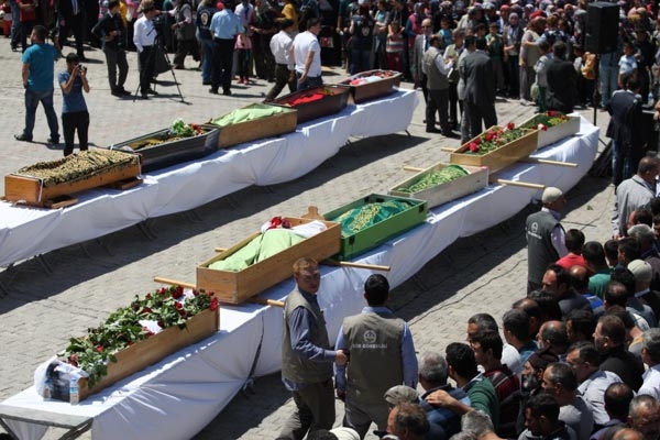 11 İşçi Toprağa Verildi 8