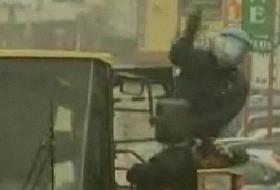 İtalyanlar, İtfaiyecilere Saldırdı