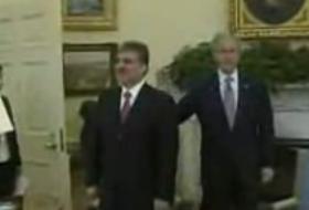 Bush'tan Gül'ün Ensesine Tokat (VİDEO)