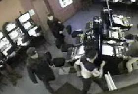 Rus Polisi Gençleri Öldüresiye Dövdü (VİDEO)