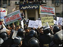 Mısır Polisi, Göstericilere Ateş Açtı