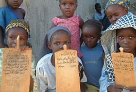 Darfurlu Çocuklar, Tahtaları Kağıt Olarak Kullanıyor