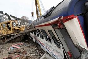 Yolcu treni raydan çıktı: 15 ölü