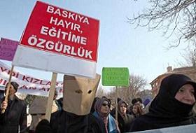 Üniversite Kapısında Noter