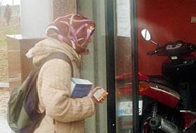 Irkçı şöförler başörtülüleri ezip geçiyor