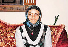 Başörtülünün Arabasını Tekmeledi, Hakaret Etti