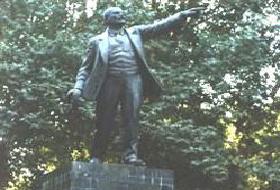 Ukraynalılar Dev Lenin Heykelini Yıktılar (Video)