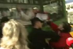 Protestocular Vatandaşlara Sataştı (VİDEO)