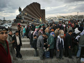Gazze ile Mısır arasındaki sınır kapısı açıldı