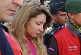 Profesör annesini kesen kızdan şok ifade!