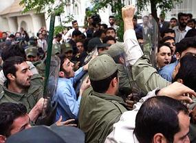 Kur'an'a Saldırı Filmi İran'da Protesto Edildi (foto)