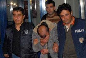 Tecavüzcü Kafasını Duvarlara Vuruyor