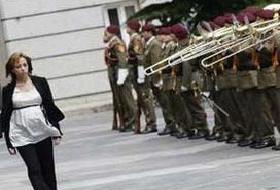 Hamile Savunma Bakanı Afganistan'da