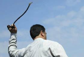 Toplum Düzenini Bozan Gazeteciye Kırbaç Cezası