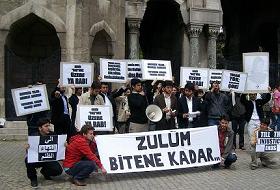 AGD, İ.Ü'de Başörtüsü Eylemi Düzenledi (FOTO)