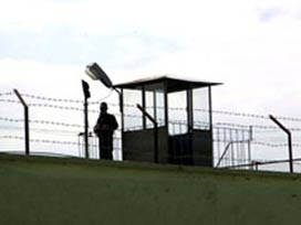 Beyrut'ta mahkumlar 7 askeri rehin aldı