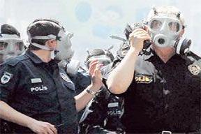 Polis Yüzleri Maskeli Göstericileri Dağıttı