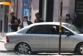 Polis ekibi göstericilerin arasında
