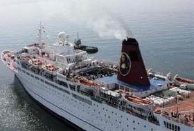 Dev yolcu gemisi karaya oturdu