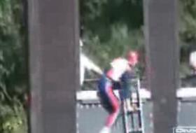 Merdivenli Örümcek Adam (VİDEO)