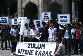 İ.Ü Kampüsü Önünde Başörtüsü Eylemi (FOTO)