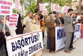 Annelere gün tahsis edenler başörtüsünü yasaklıyor