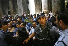 İsrail Polisi Kudüs Belediyesini Bastı