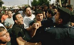 Filistinli Gençler El-Fetih'in Polis Merkezinin Yıkılmasını İstiyor