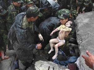 Enkaz altından hayata dönüş