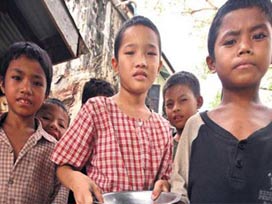 Myanmar'da Müslüman Evlerine Saldırı