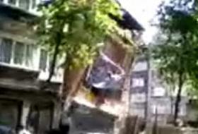 Binanın çökme anı kamerada! (VİDEO)