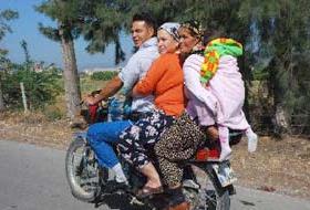 Motosiklet üzerinde ipe bağlı can!