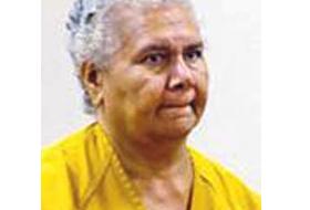 12 evlatlığını kelepçelemiş