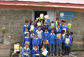 Küçük Hediyeler Karşılığı Kocaman Kucaklar Açıldı