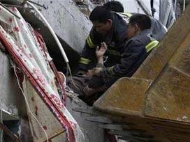 Binlerce İnsan Göçük Altında