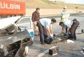 TEM'de otomobil TIR'a çarptı: 6 ölü