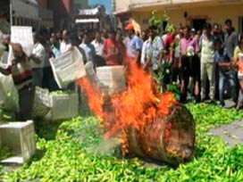 Önce çiğnediler, sonra ateşe verip yaktılar