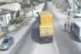 Kamyon Çarptı Burnu Bile Kanamadı (VİDEO)