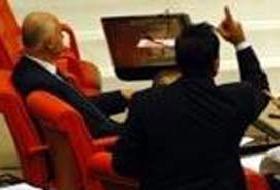 "Vekil misin, artist misin?"