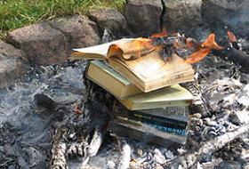 Yahudi öğrenciler incilleri tolayıp yaktı