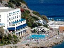 Eşi başörtülü diye otele alınmadı