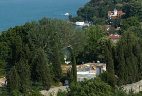 Koç, köşkü Çin'e kiraladı, çivi çaktı!