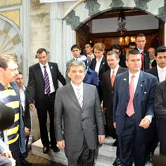 Cuma namazını Tokyo Camii'nde kıldı